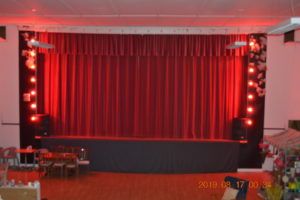 Bildgalleri Royal i ånäset, inför pubkväll med musikquiz och karaoke. Stämningsfullt med röda dukar och belysning vid scen och bar.