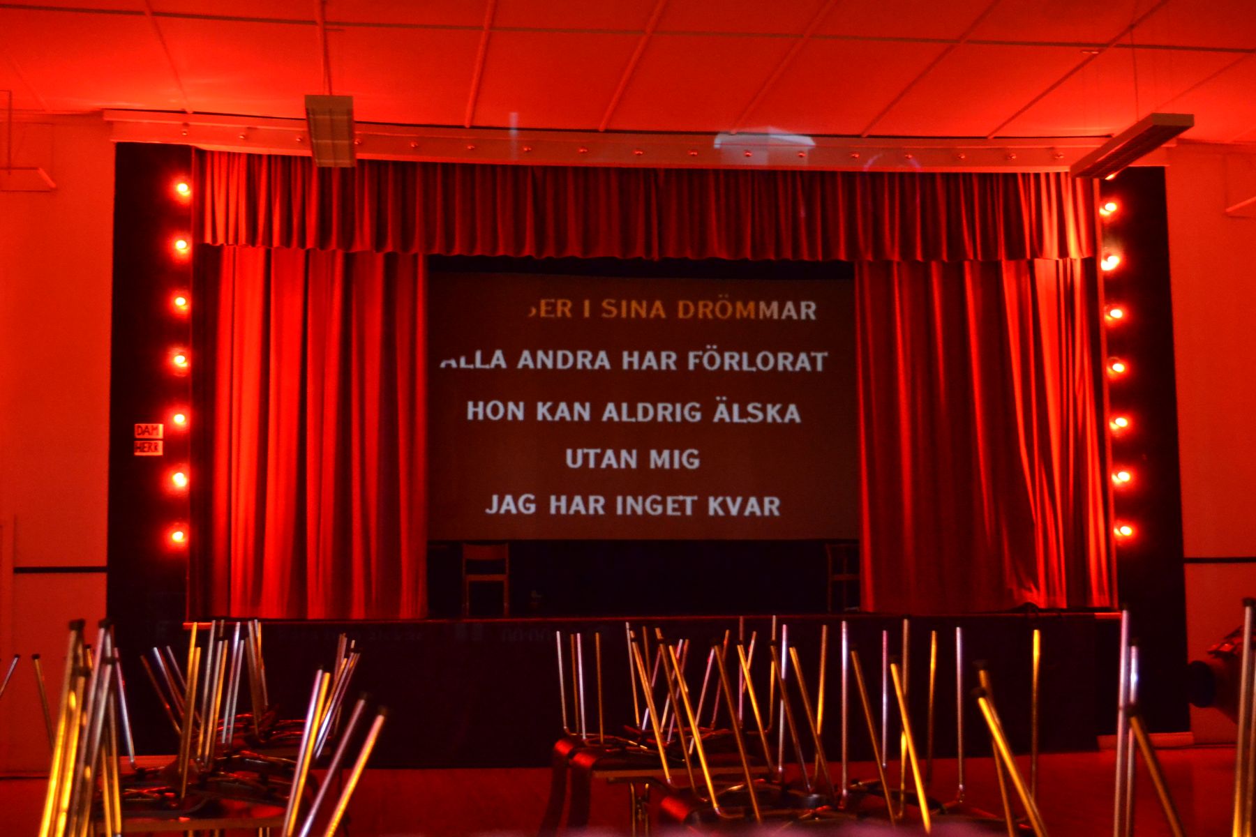 Scenen i rött rampljus