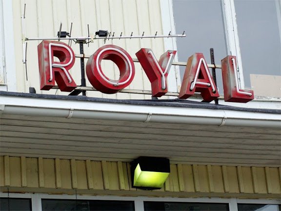 Neonskylten ROYAL i närbild, dagtid